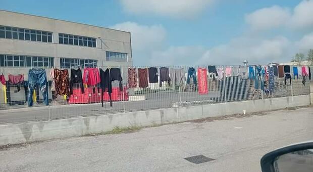 Il bucato dei nomadi steso ad asciugare sui cancelli delle aziende nella zona industriale di Cessalto
