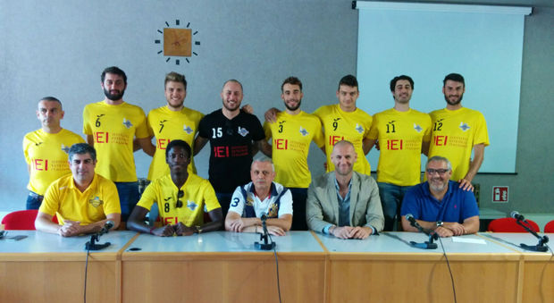 Squadra e dirigenti dell'Iei Sabaudia Volley, con l'assessore allo Sport Alessio Sartori