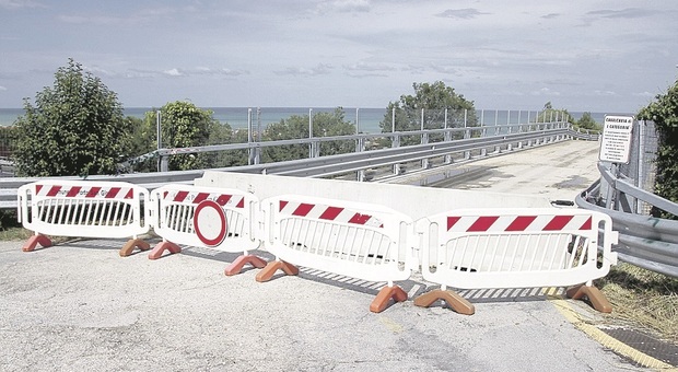 Porto San Giorgio, Sarà abbattuto il cavalcavia centrato da un camion: chiusa la corsia d'emergenza dell'autostrada A14
