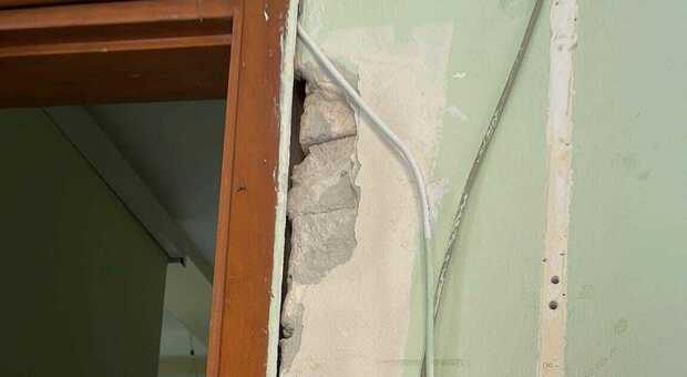 Report choc degli studenti sulle scuole a Bari: finestre rotte, pareti danneggiate