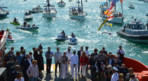 Processione e lancio della corona, l'arcivescovo Spina: «Il mare fonte di vita»