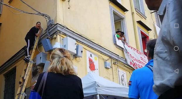Napoli, tensione nel centro storico: temono lo sgombero e minacciano il suicidio