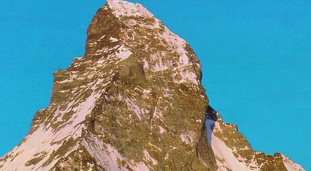 Travolti da una roccia sul Cervino, precipitano nel vuoto: morti una guida alpina e un suo cliente