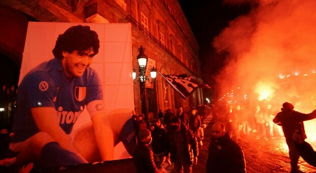 Maradona, al Plebiscito i tifosi del Napoli omaggiano il loro re