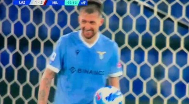 Acerbi e il sorriso dopo il gol del Milan, rottura con i tifosi della Lazio: «Non meriti questa maglia, vattene»