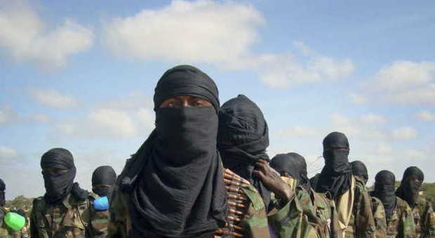Kenya, strage di civili: miliziani di Al-Shabab fermano un autobus e uccidono 28 passeggeri