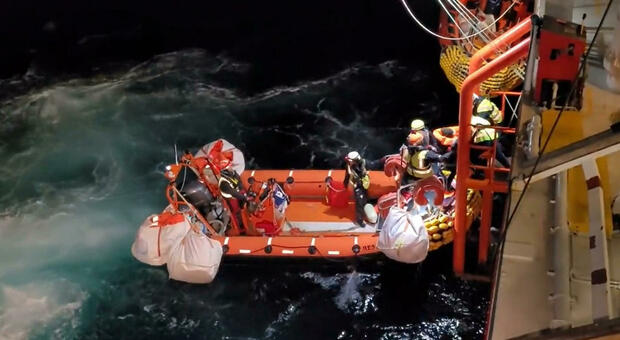Ocean Viking in navigazione verso il porto di Bari: 29 i migranti salvati dopo un viaggio di 5 giorni con mare agitato/Il video