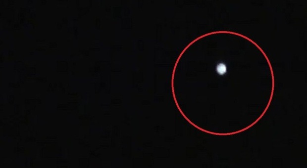 Oggetto misterioso sul porto di Torre del Greco: «È un ufo?» | Video