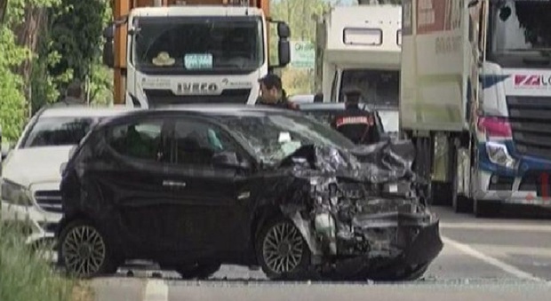 Terracina, incidente sull'Appia con 4 feriti: maxi-tamponamento tra auto, atterra l'eliambulanza