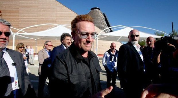 Il leader degli U2 Bono all'Expo: centinaia di fans scatenati -Guarda