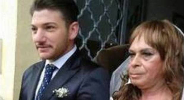 Matrimonio transgender sul Vesuvio. Poi gli sposi alla processione dei "femminielli"