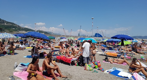 Salerno, la spiaggia libera è un carnaio: «Ressa persino in acqua zero controlli»