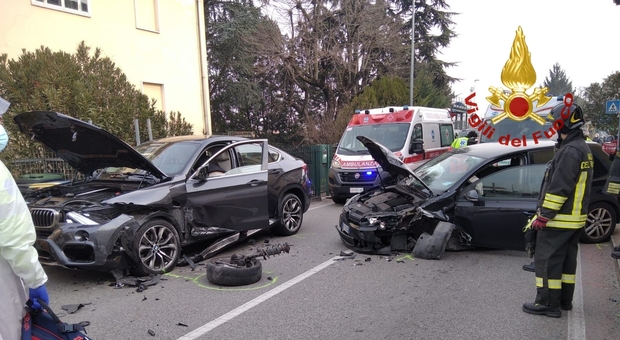 Violento scontro tra due auto: tre feriti, mezzi distrutti