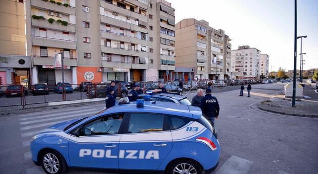 Napoli, l'inseguimento della polizia finisce con un incidente: arrestato topo d'auto