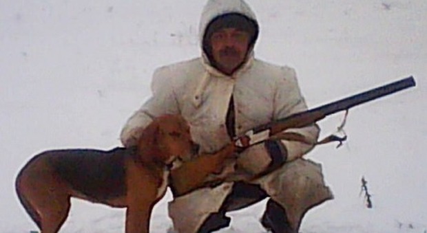 Russia, tragedia durante una battuta di caccia: il cane spara e uccide il padrone