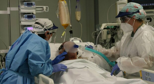 Assistenza a un malato Covid nell'ospedale Papa Giovanni XXIII di Bergamo