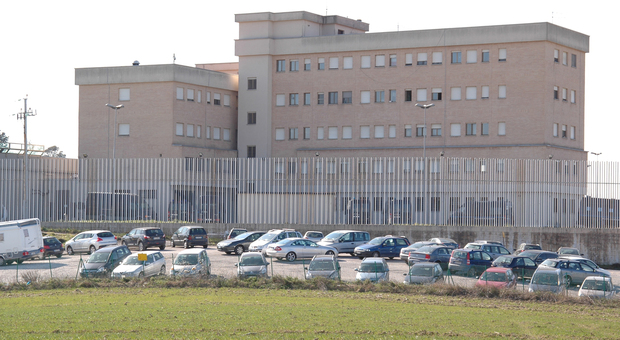 Detenuto muore per cause naturali, altri 4 si feriscono nel carcere di Montacuto