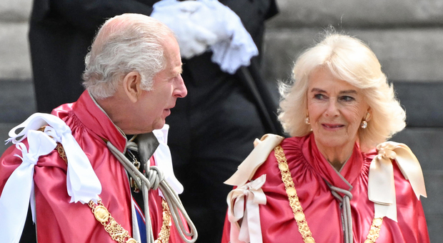 Re Carlo e la regina Camilla insieme al Chelsea Flower Show. Bagno di folla e omaggio speciale a Elisabetta II