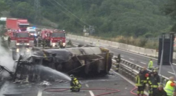 Tir in fiamme, caos e panico sulla A1: autostrada bloccata, code per 4 km