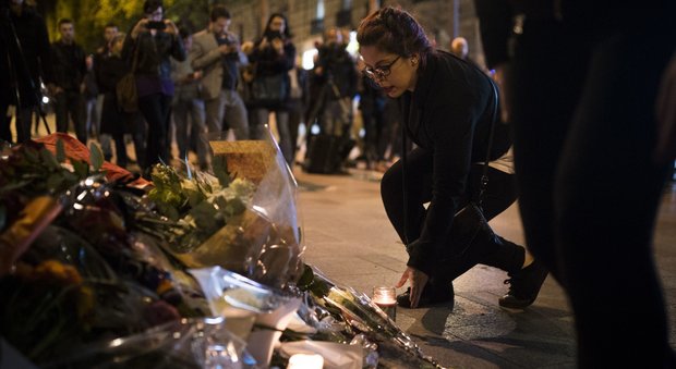 Parigi, il padre del terrorista degli Champs-Elysees minaccia i poliziotti: arrestato