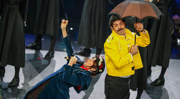 immagine Favino come Freddie Mercury al Festival di Sanremo (foto Davide Fracassi/Ag.Toiati)