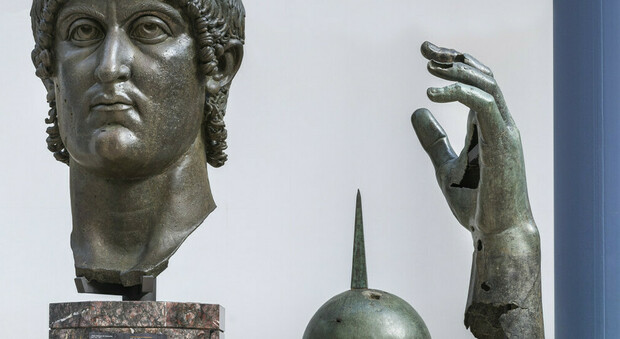 La mano del colosso bronzeo di Costantino dei Musei Capitolini ricomposta con il frammento del dito in bronzo (©Musei Capitolini, foto di Zeno Colantoni)