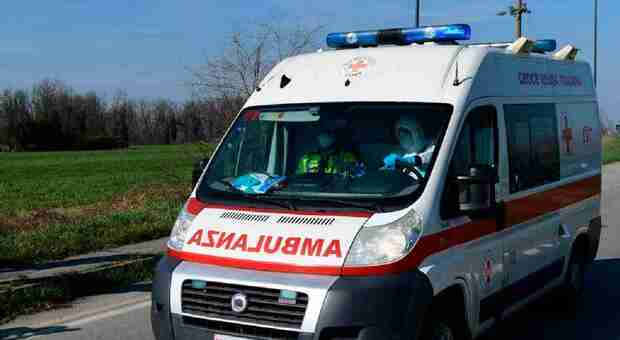 Ragazzina di 15 anni investita da un camion in retromarcia: è grave in ospedale