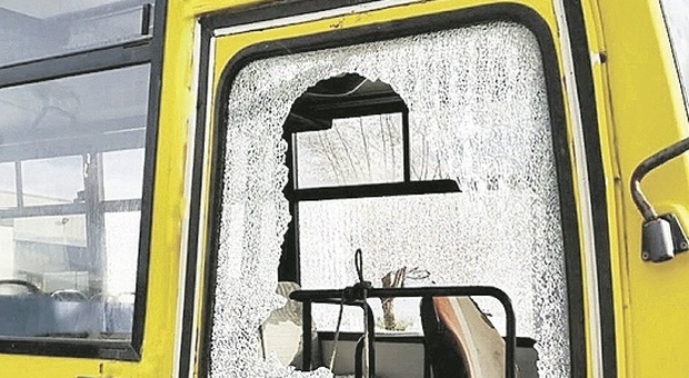 Scuolabus massacrati con crick e martelli, conclusione choc dell'indagine: i vandali sono 3 bambini dai 10 ai 12 anni