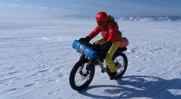Antonella Giacomini in mountain bike sul ghiaccio del lago Baikal in Russia