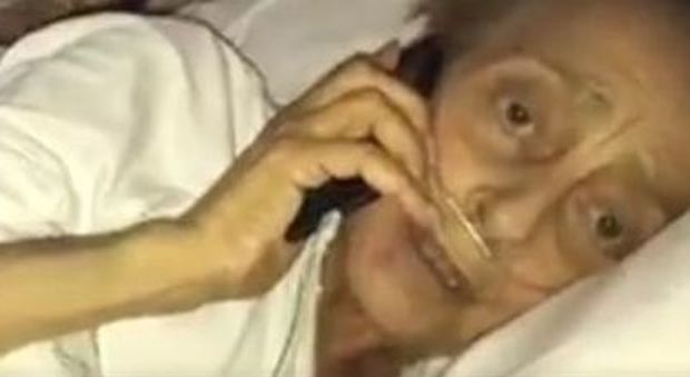 Papa Francesco telefona a donna malata di tumore: «Prego per lei» Video