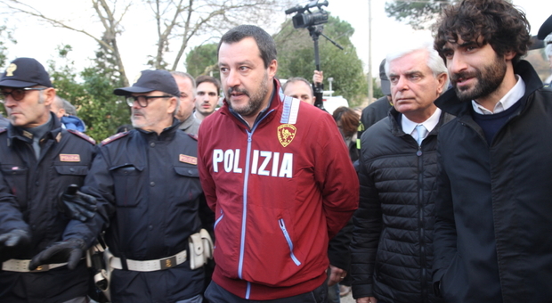 Salvini si commuove in ospedale «Sicuri, chi ha sbagliato pagherà»