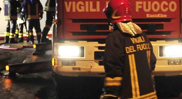 Pesaro, camion in fiamme sull'A14: notte di code e traffico impazzito