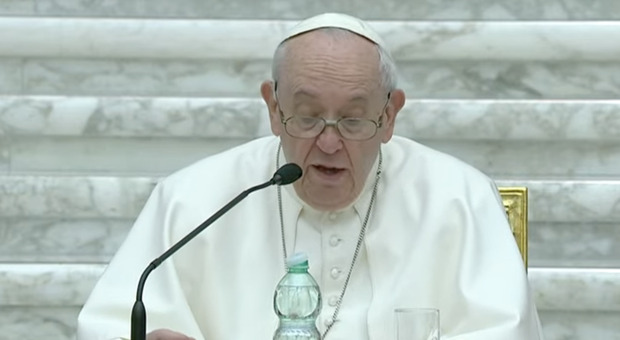 Papa Francesco smorza il pressing: «Il celibato è un dono», poi bacchetta: «Ci sono vescovi che vanno evangelizzati»