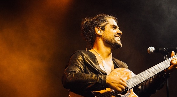 Mannarino torna live all’Arena Gigli di Porto Recanati a 10 anni dal primo tour “Corde”: «Racconto me stesso, la società e le emozioni»