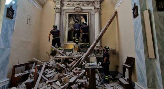 Crolla il tetto della chiesa, le macerie sull'altare: tragedia sfiorata nelle Marche