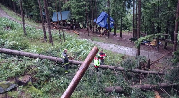 Muore ragazza scout di 16 anni schiacciata da un albero mentre dorme in tenda nella Valle Camonica