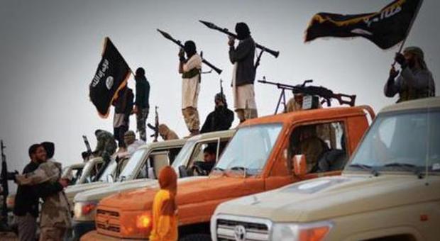 Isis, nuovo video dell'orrore: giustiziati quattro libici, crocifissa presunta spia