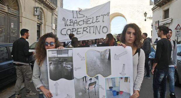 «Piove nelle aule», in strada la rabbia dei ragazzi del Bachelet