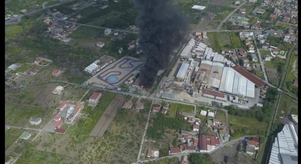 Esplosione in fabbrica, appello ai residenti della zona: «Porte e finestre chiuse»
