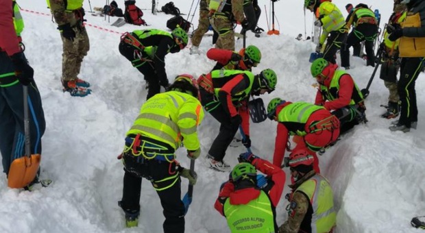 Monte Velino, escursionisti dispersi sotto la valanga: riprese le ricerche con oltre 60 uomini