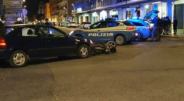 Incidente in centro a Latina, auto contro scooter: feriti due ragazzi