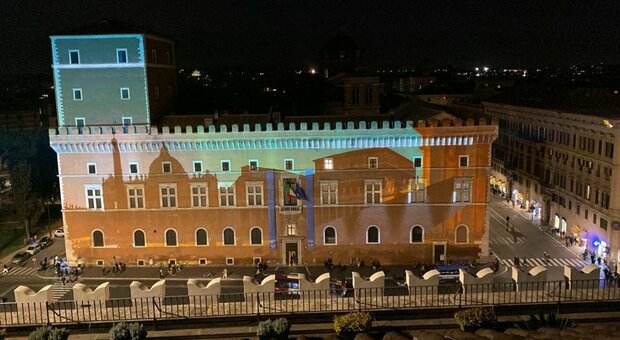 La Roma deserta per il lockdown proiettata in foto sulla facciata di Palazzo Venezia