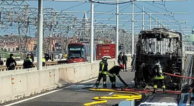 Bus in fiamme, cratere sull'asfalto e cedimento della piattaforma: il tram resta fermo (almeno) una settimana