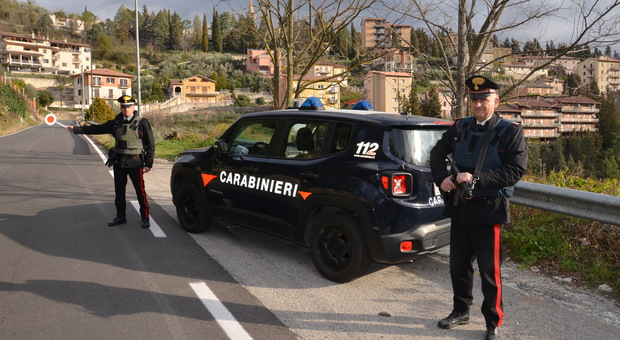Montefranco, tampona l'auto con a bordo la ex e il compagno e la distrugge a mazzate: arrestato 36enne