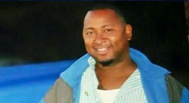 Poliziotto strangola e uccide un uomo di colore a un anno dal caso Eric Garner