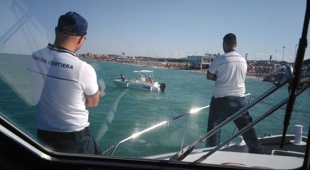 Porto Recanati, motore in avaria: ragazze tornano a nuoto, i ragazzi trainati
