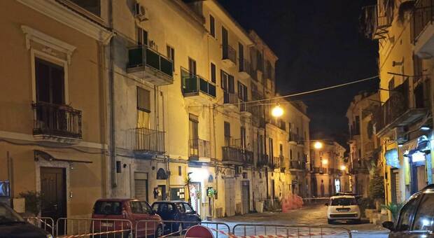 Crolla palazzo disabitato a Maddaloni: nessun ferito, strada chiusa al traffico
