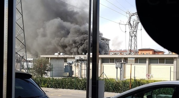 Incendio e fumo nero dalla centrale elettrica: paura a San Donato