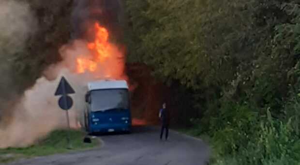 Il bus in fiamme (video Meloccaro)
