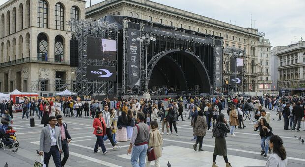 Piazza Duomo e il palco quasi completato
